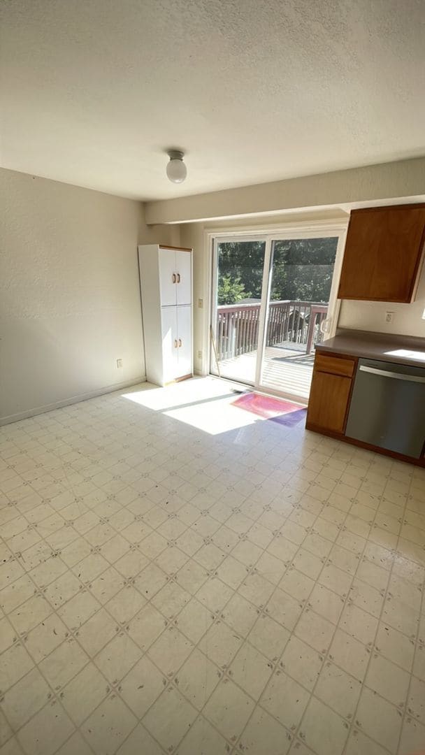 Building Photo - PRELEASING NOW: Large 6 bed/2 bath home!