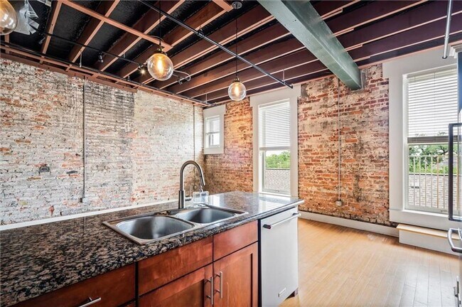 Building Photo - DOWNTOWN LIVING AT ITS FINEST!