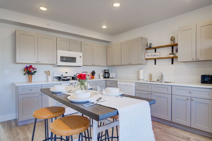 Building Photo - 5242 Fallon St