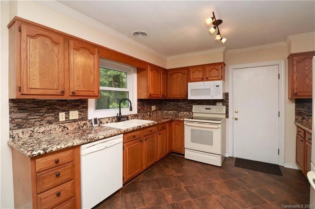 Building Photo - 121 Marshdale Ave SW