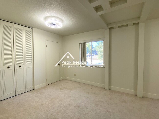 Building Photo - Large 3bd/2.5 Crosswoods Condo with 2 Car ...