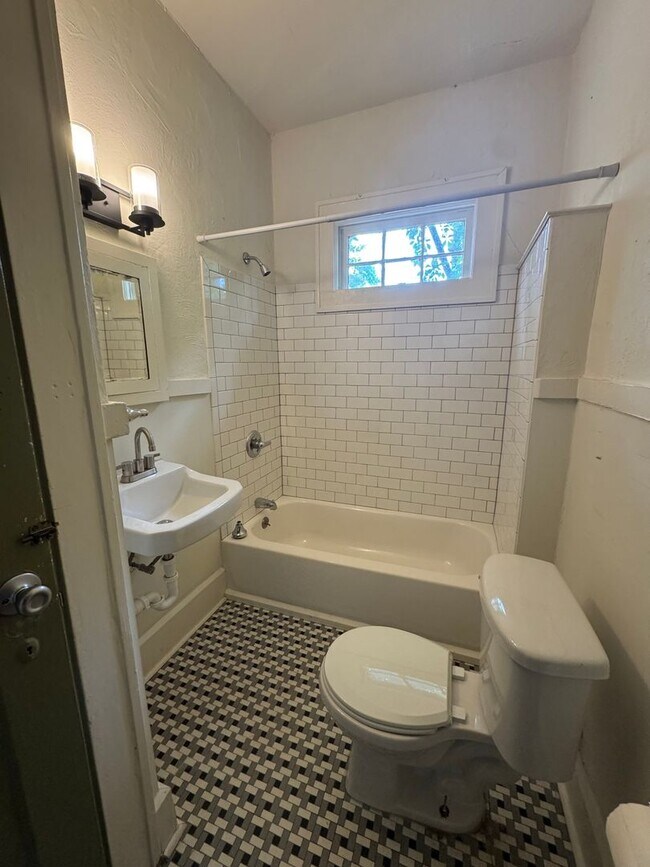 Building Photo - Charming 3BR House in Birmingham
