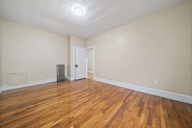 Building Photo - 46 Astoria St