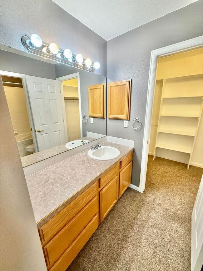 Building Photo - 3 Bedroom 2.5 Bath Townhome with 1 car gar...