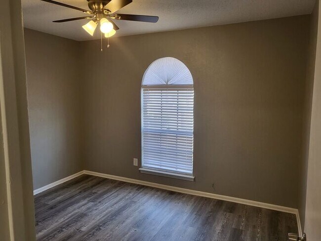Building Photo - 6708 Robindale Rd