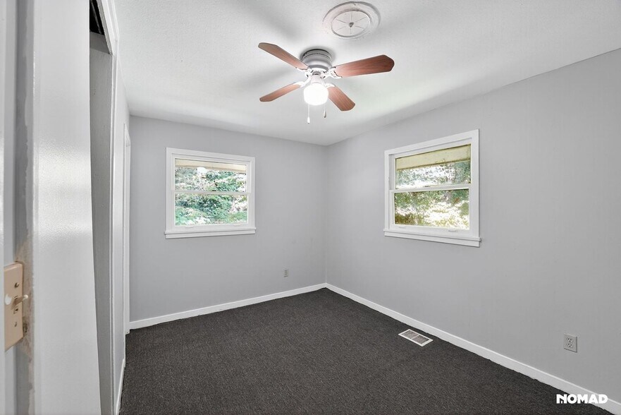 Building Photo - 704 Valleyview Dr