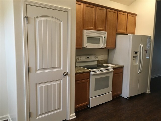 Building Photo - 209 Crooked Oaks Dr
