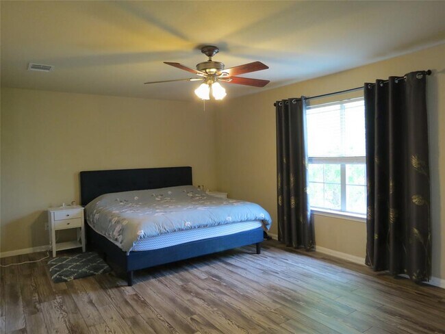 Building Photo - 402 Las Colinas Dr