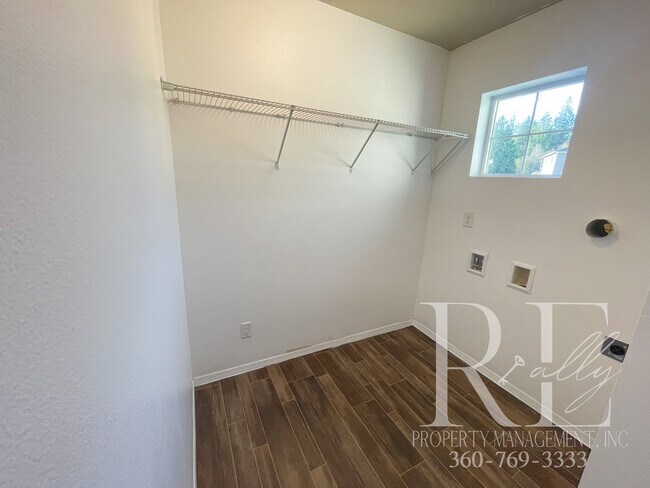 Building Photo - Spacious 3 bedroom