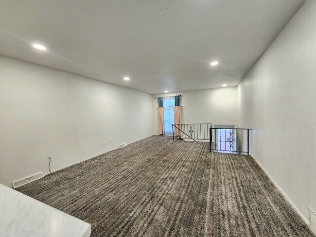 Building Photo - 832 S Waterleaf Pl