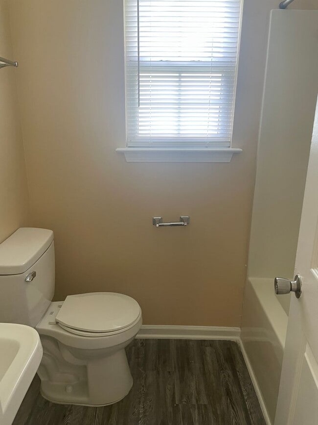 Building Photo - Adorable 3 bedroom 2 bath home . Located o...