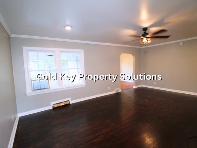 Building Photo - Adorable Brick 4 BR 1 BA House Near Golf C...