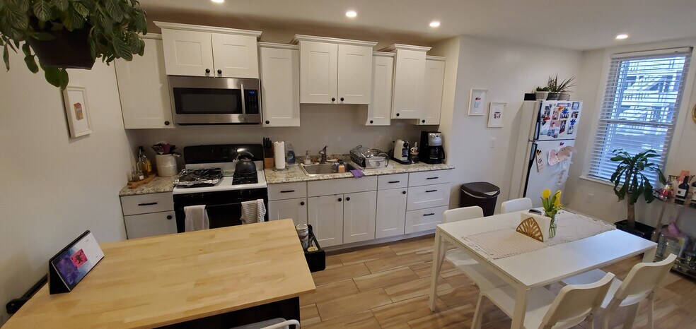 Primary Photo - 223 Maverick St