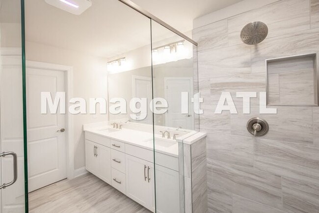 Building Photo - 4 Bedroom Townhome in Chamblee