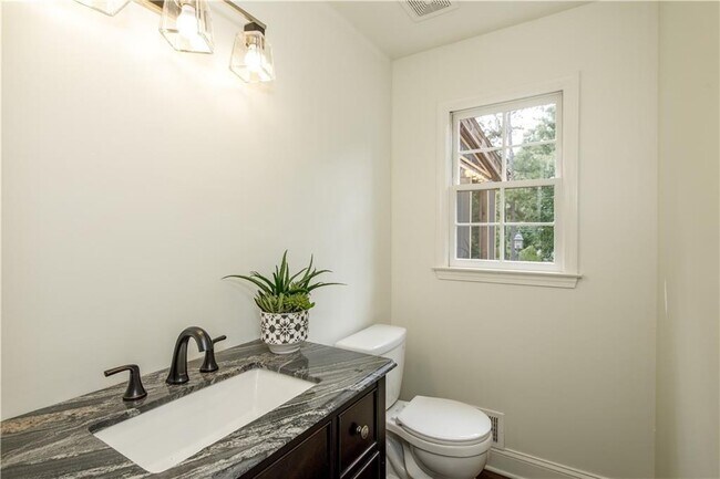 Building Photo - 3017 Greenfield Dr