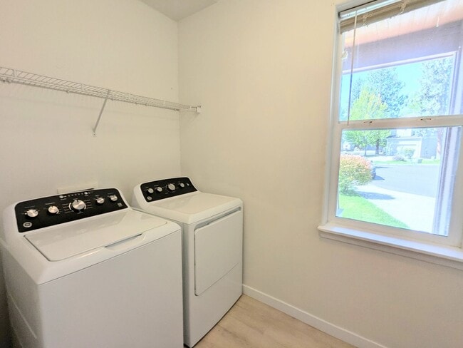 Building Photo - Comfort Meets Convenience in this Dog-Frie...