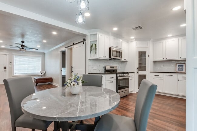 Building Photo - Luxury remodel in NW Oklahoma City