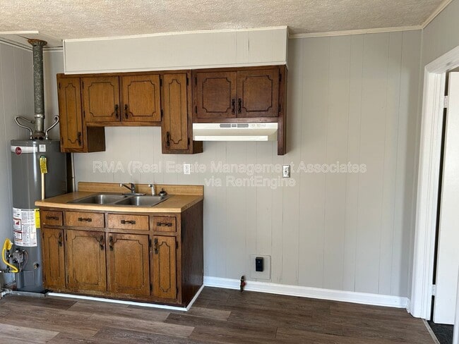 Building Photo - 1113 Dewey St