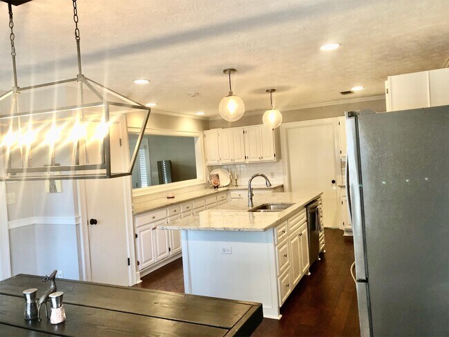 Building Photo - 1530 Laurelwood Ln