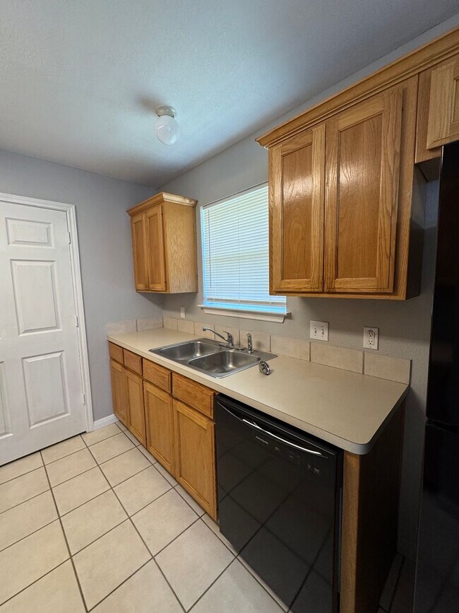 Building Photo - Updated 4 Bedroom Duplex in China Spring ISD