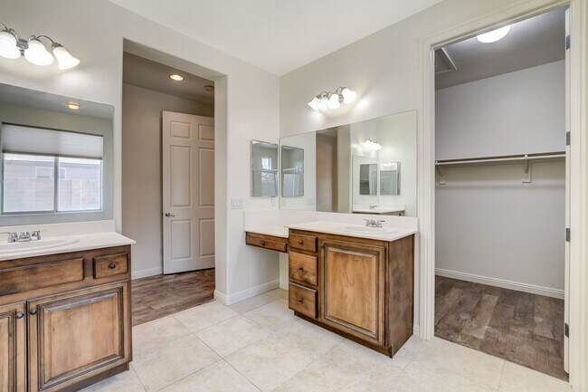 Building Photo - Single Family Home on 20k SQFT Lot in Gated Community