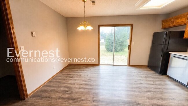 Building Photo - 3 Bed/1.5 Bath Home with Fenced Yard & Garage / Pet-Friendly / Vouchers Accepted / Available Now!