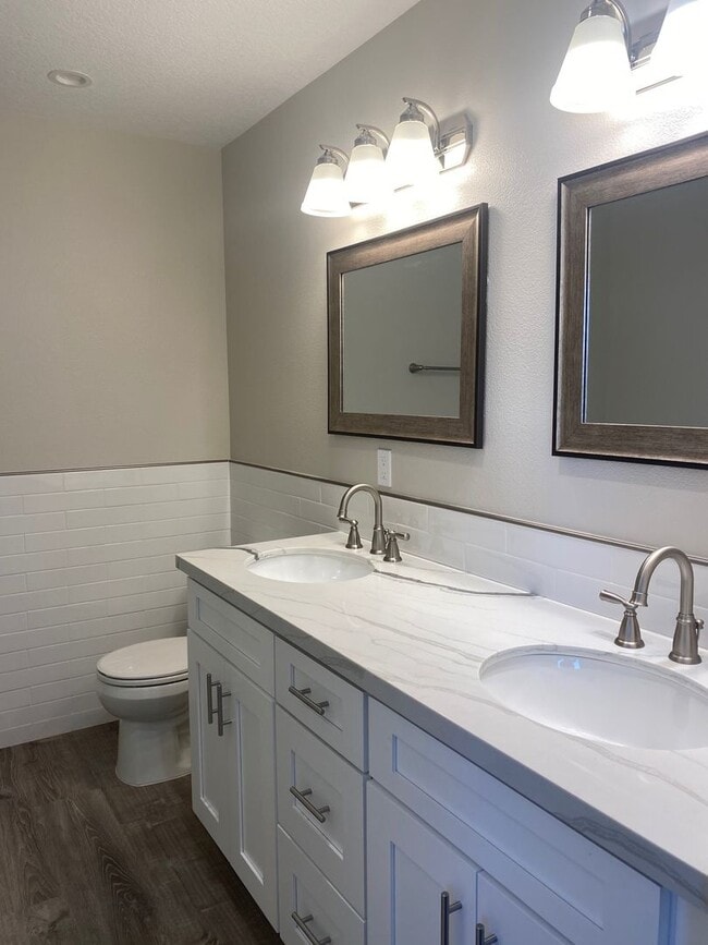 Building Photo - Completely remodeled 3 bed, 2 1/2 bath sin...