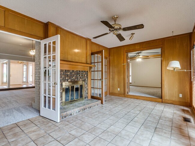 Building Photo - Large Corner Lot - 4 Bed/2.5 Bath + Study - 1 mile from PC North High School