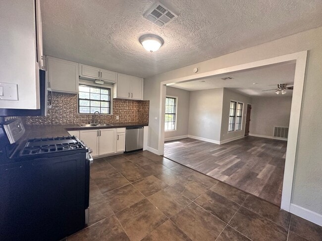 Building Photo - Charming 3 Bed 2 Bath Home with Bonus Den and Detached Garage