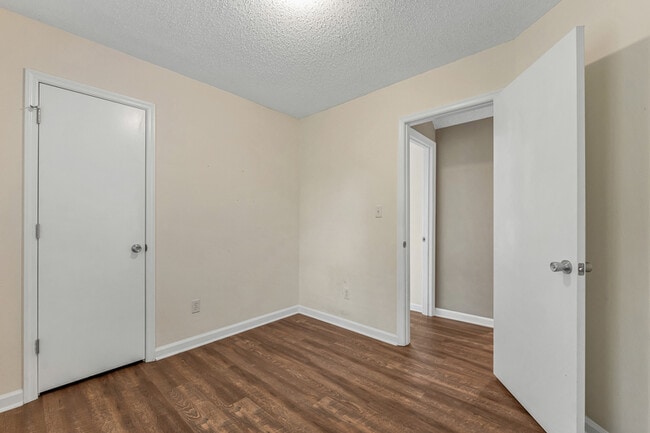 Building Photo - 123 River Oaks Dr