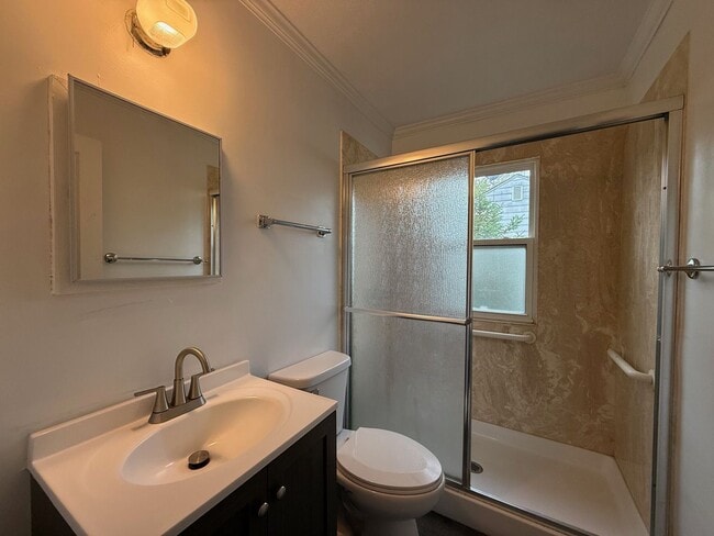 Building Photo - Freshly Renovated Bungalow in Home Park Area!