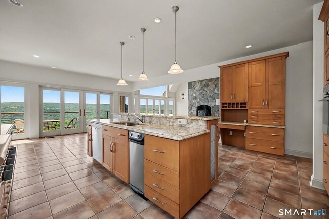 Building Photo - 12 Fox Run