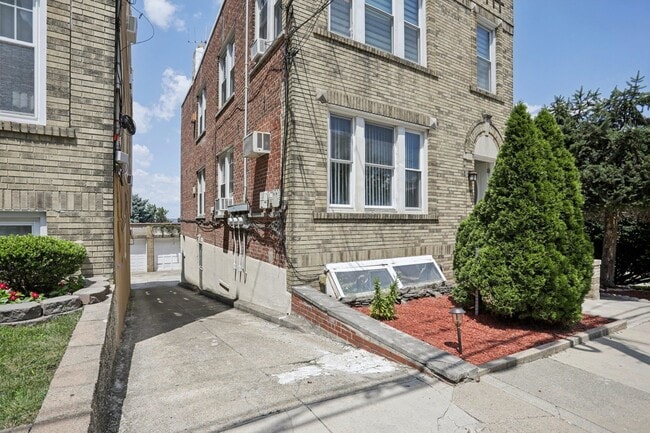 Building Photo - 9021 Smith Ave