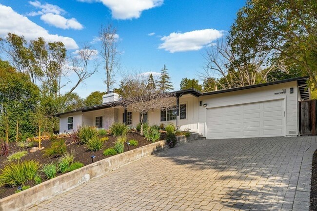 Building Photo - 35 Parklane Dr