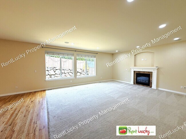Building Photo - Lovely 5 Bedroom, 3 Bath Home in Bothell! Upgraded Front Room and Large Primary!