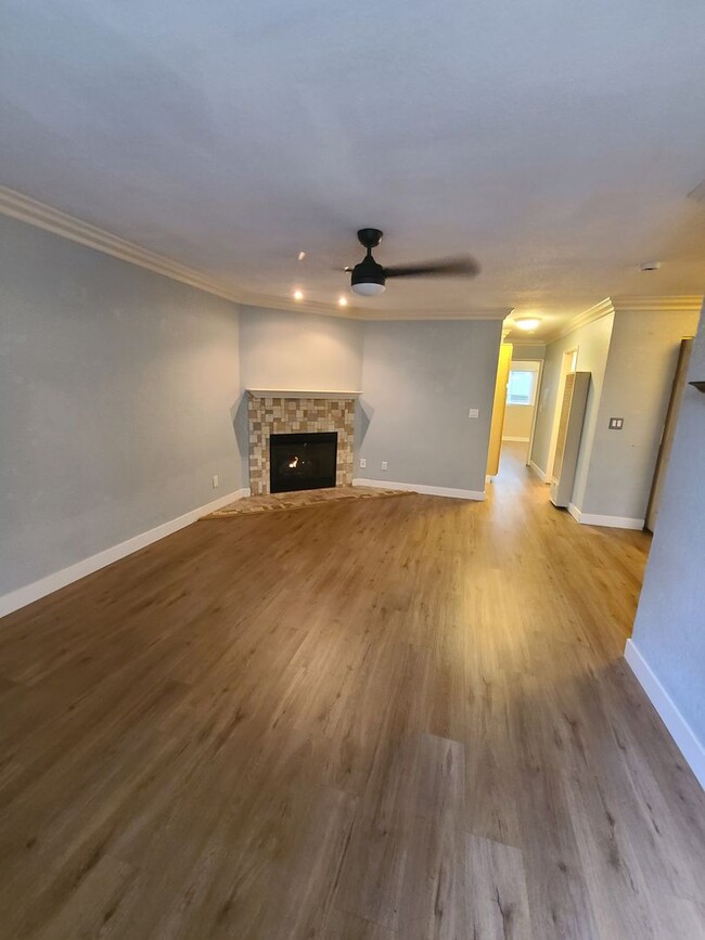 Building Photo - 2 bed 1.5 baths in College area.