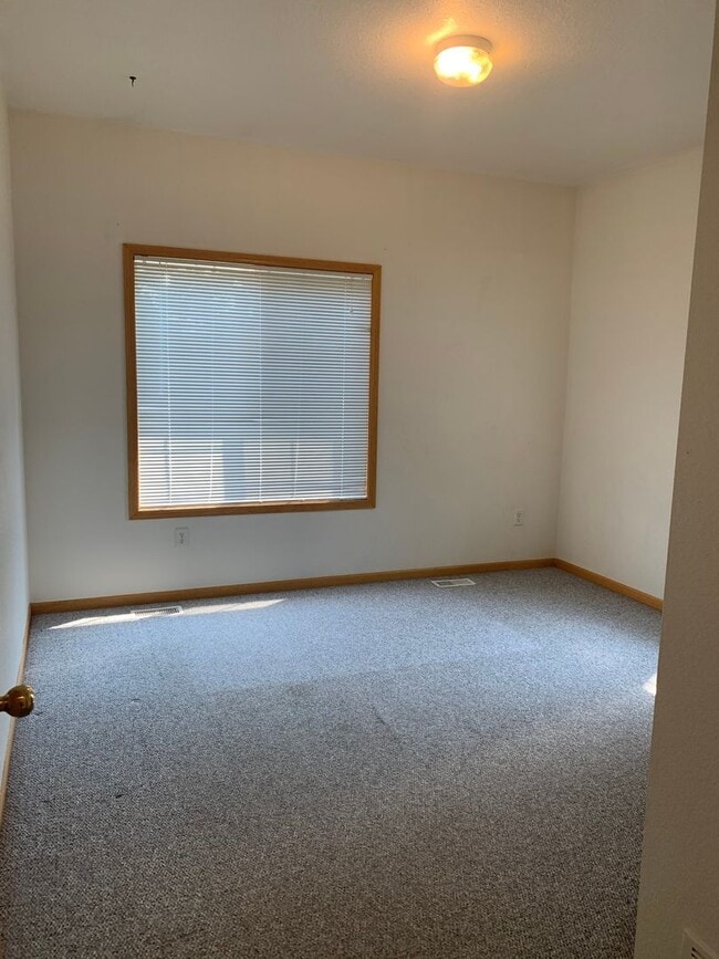 Building Photo - Beautiful 2 Bedroom + Loft  End Unit Townhome in Loveland!