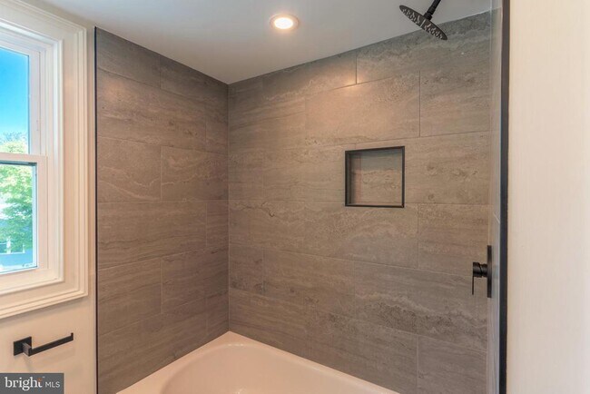 Building Photo - 248 Penncrest Dr