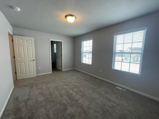 Building Photo - Four Bedroom Home in Galesburg