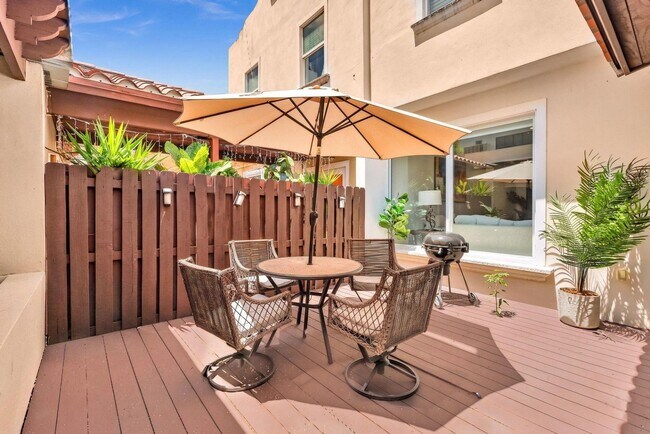 Building Photo - Fully Furnished Townhome in East Hollywood!