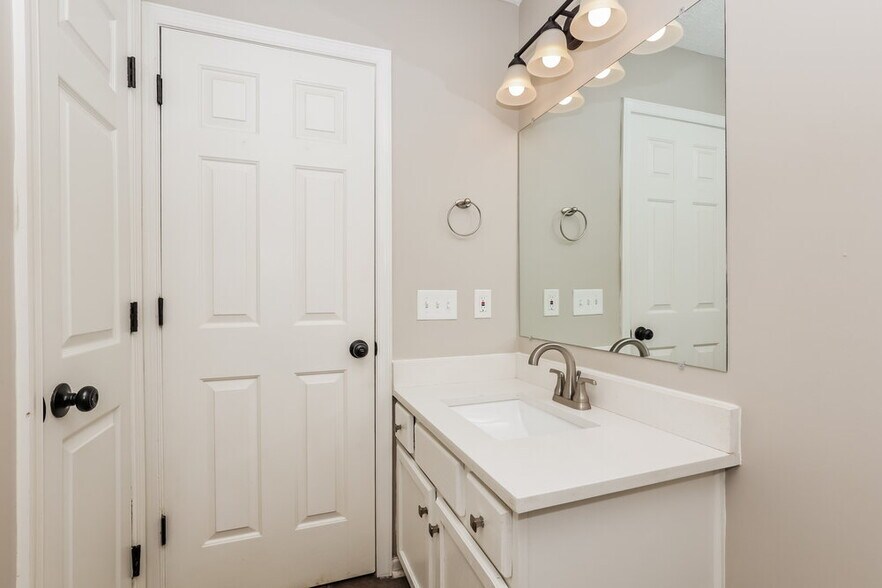 Building Photo - 6713 Ascot Dr