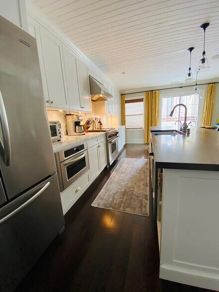 Kitchen - 1830 Thames St