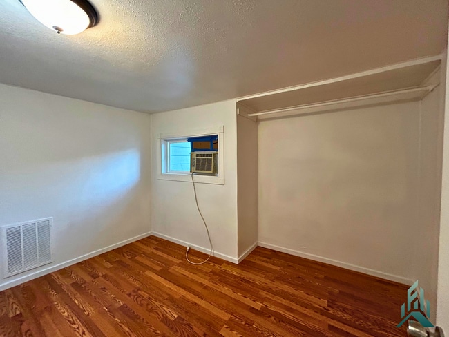 Building Photo - 3 bedroom/1 bathroom Single-Family Home for Rent