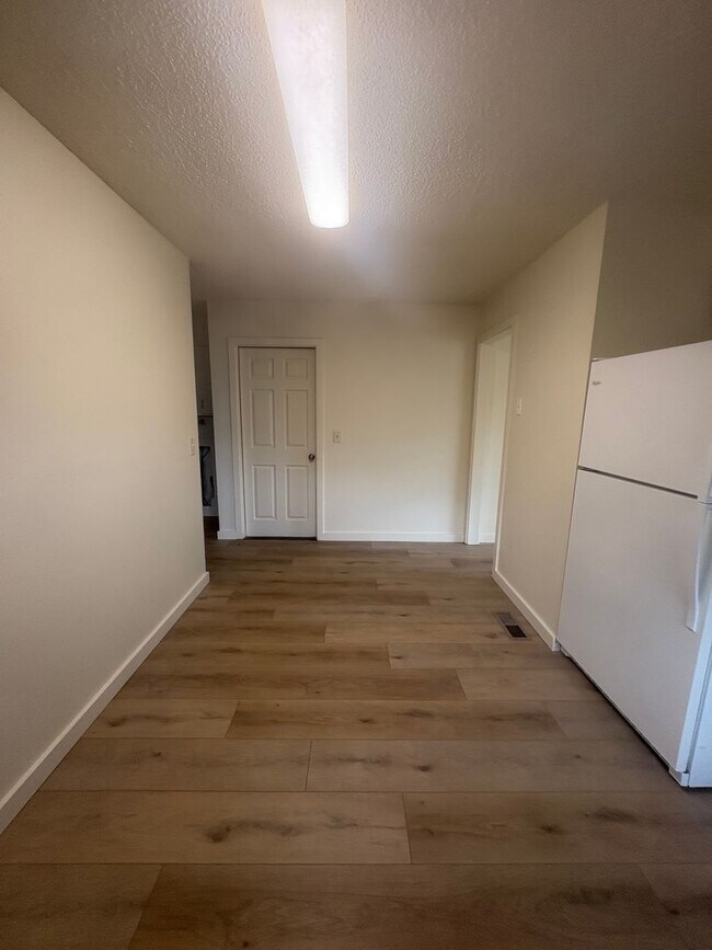 Building Photo - sim614/616