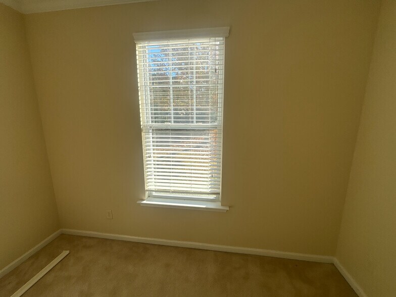 Building Photo - Room in House on Brintons Cottage St