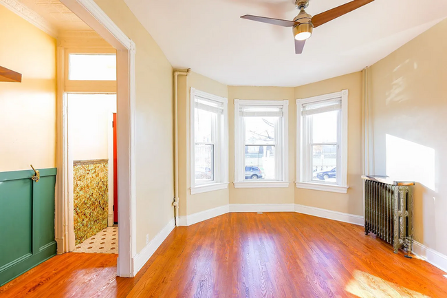 Building Photo - Fully Renovated 3 BR/1.5 BA Apartment in C...