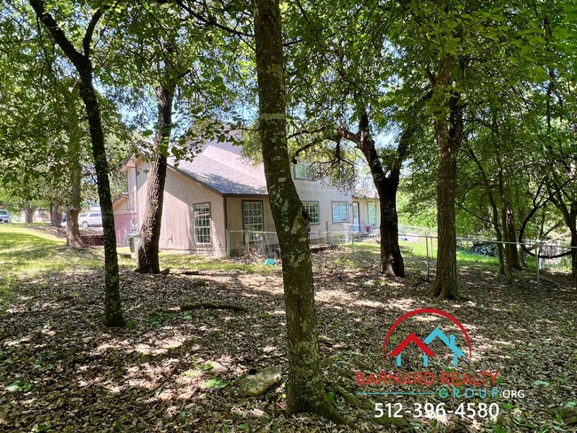 Building Photo - Available now! 3 Bed 2.5 Bath Duplex