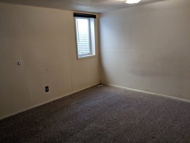 Spacious Basement bedroom - 28 James Circle