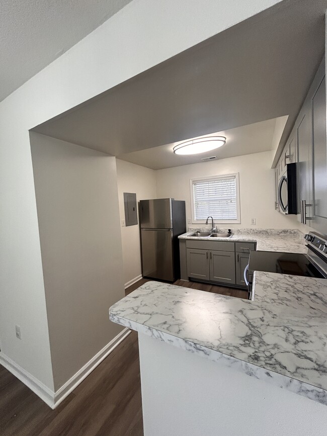 Building Photo - 1121 Fords Pointe Cir