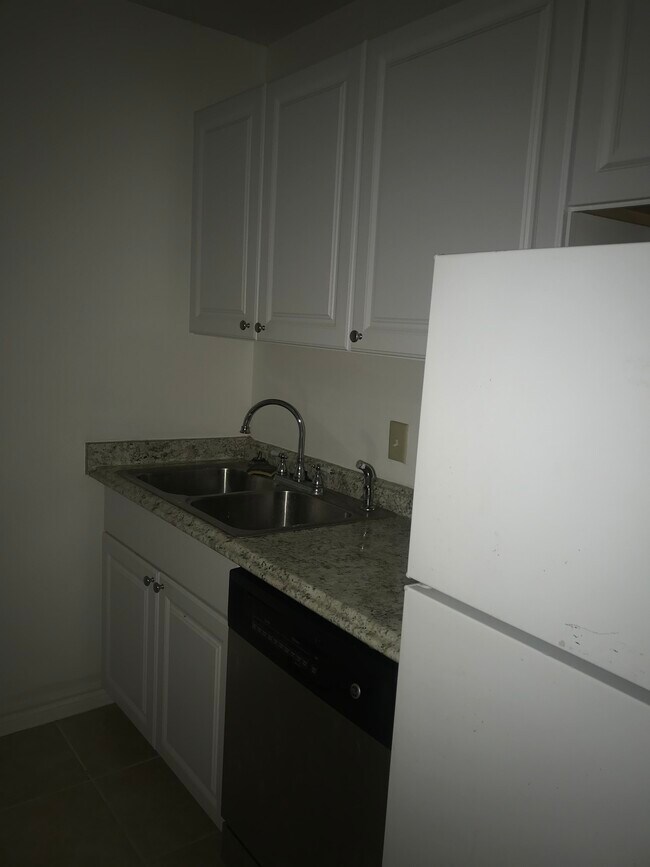 Building Photo - 3821 Prytania St